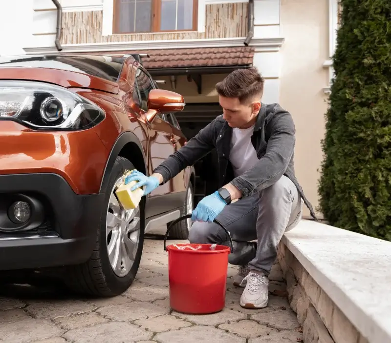 Lavage auto à domicile Avignon-lès-Saint-Claude : professionnel intervenant sur un véhicule